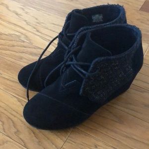 Tom’s black booties